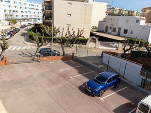 Car, Building, Wheel, Vehicle, Window, Tree, Motor Vehicle, Urban Design, Plant