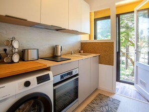 Cabinetry, Comptoir, Appareil De Cuisine, Cuisinière, Bois, Cuisine, Électroménager, Design Intérieur, Bâtiment, Sol
