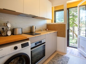 Cabinetry, Comptoir, Appareil De Cuisine, Cuisinière, Bois, Cuisine, Électroménager, Design Intérieur, Bâtiment, Sol