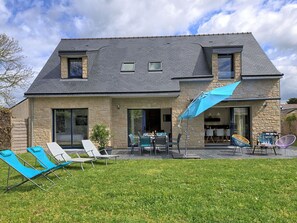 Wolke, Himmel, Pflanze, Fenster, Möbel, Gebäude, Grundstueck, Schatten, Gras, Haus