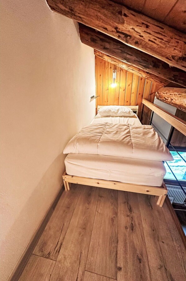 Gebäude, Möbel, Komfort, Holz, Bettrahmen, Haus, Flooring, Fussboden, Fenster, Holzbeize