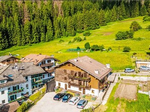 Eigentum, Pflanze, Gebäude, Natürliche Landschaft, Grundstueck, Baum, Steigung, Haus, Auto, Gras