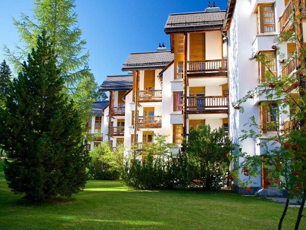 Plante, Ciel, Bâtiment, Jour, Propriété, Fenêtre, Architecture, Herbe, Arbre, Zone Résidentielle