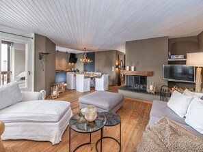 Tabelle, Möbel, Komfort, Gebäude, Holz, Interior Design, Lampe, Flooring, Fussboden
