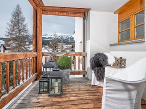 Propriété, Bâtiment, Fenêtre, Bois, Porche, Ciel, Éclairage, Design Intérieur, Ombre, Plante