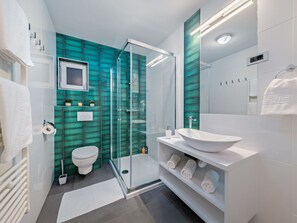 Building, Plumbing Fixture, Mirror, Azure, Toilet, Bathroom, Tap, Interior Design, House, Shower