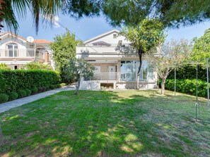 Plant, Sky, Property, Window, Building, Tree, Land Lot, House, Residential Area, Neighbourhood
