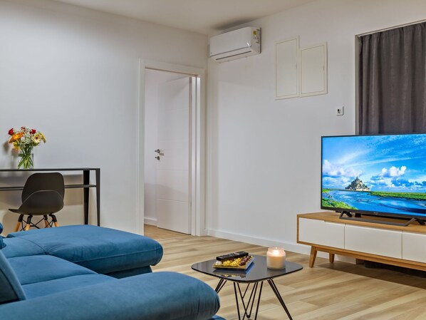 Tabelle, Möbel, Eigentum, Pflanze, Gebäude, Couch, Azurblau, Beleuchtung, Interior Design, Haus