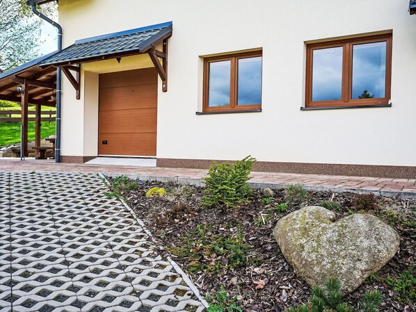 Pflanze, Fenster, Gebäude, Holz, Strassenbelag, Asphalt, Haus, Urban Design, Flooring, Wand