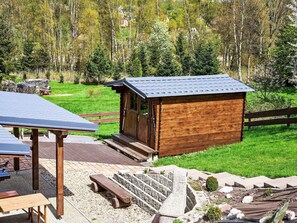 Pflanze, Gebäude, Baum, Holz, Tabelle, Biome, Natürliche Landschaft, Gartenmöbel, Hütte, Außenbank