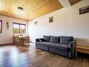 Bilderrahmen, Möbel, Eigentum, Couch, Holz, Interior Design, Komfort, Fussboden, Flooring, Wohnzimmer