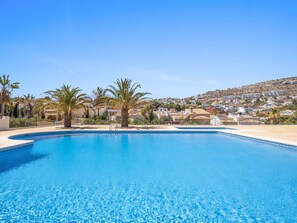 Water, Sky, Plant, Water Resources, Daytime, Property, Swimming Pool, Blue, Natural Landscape