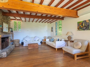Möbel, Couch, Holz, Interior Design, Fussboden, Strahl, Flooring, Wohnzimmer, Schatten, Holzbeize