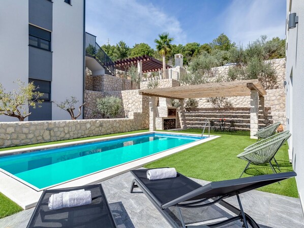 Plante, Propriété, Bâtiment, Ciel, L'Eau, Bleu Azur, Arbre, Piscine, Nuage, Chaise
