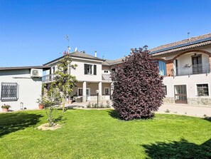 Plant, Sky, Window, Building, Grass, Land Lot, Urban Design, Residential Area, Tree, Real Estate