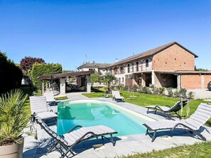 Himmel, Pflanze, Wasser, Eigentum, Gebäude, Azurblau, Schwimmbad, Fenster, Die Architektur, Gartenmöbel