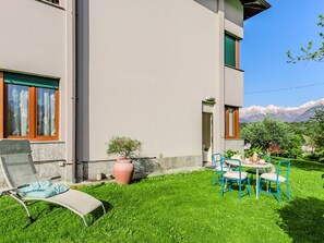 Plante, Bâtiment, Meubles, Fenêtre, Vert, Bleu Azur, Table, Ombre, Ciel, Mobilier De Jardin