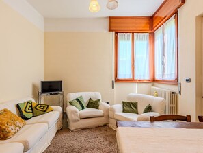 Propriété, Fenêtre, Meubles, Confort, Ombre, Design Intérieur, Bois, Bâtiment, Oreiller, Salon