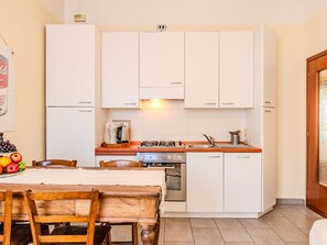 Cabinetry, Meubles, Comptoir, Cuisinière, Bois, Cuisine, Appareil De Cuisine, Orange, Sol, Sol