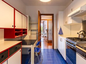 Eigentum, Cabinetry, Gebäude, Tür, Holz, Interior Design, Beleuchtung, Küche, Countertop, Flooring