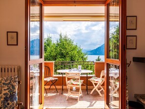 Wolke, Möbel, Eigentum, Tabelle, Himmel, Gebäude, Stuhl, Holz, Fenster, Interior Design