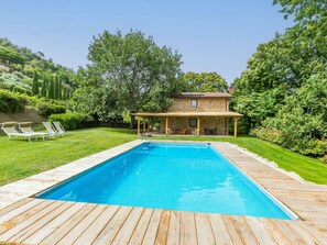 Water, Plant, Sky, Property, Swimming Pool, Azure, Tree, Leisure, Rectangle, Grass