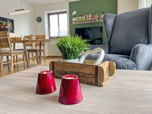 Möbel, Fenster, Holz, Pflanze, Zimmerpflanze, Blumentopf, Interior Design, Komfort, Wohnzimmer, Fussboden