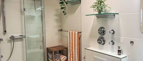 Propriété, Plante, Tete De Douche, Pot De Fleur, Design Intérieur, Plante D'Appartement, Bar De Douche, Bâtiment, Sol, Cabinetry