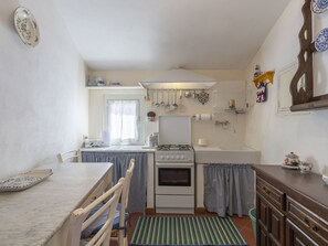 Cabinetry, Eigentum, Möbel, Countertop, Küche, Interior Design, Beleuchtung, Sinken, Holz, Flooring