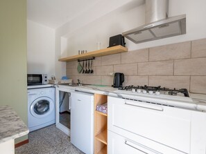 Cabinetry, Countertop, Gebäude, Herd, Küchengerät, Gasherd, Cooktop, Küche, Herd, Haushaltsgerät