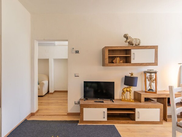 Eigentum, Möbel, Cabinetry, Holz, Interior Design, Fussboden, Flooring, Regale, Komfort