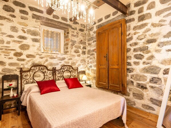 Furniture, Property, Comfort, Building, Wood, Textile, Decoration, Interior Design, Architecture, Floor