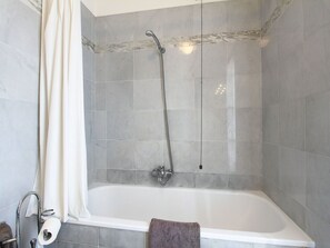 Badewanne, Armatur, Duschkopf, Badezimmer, Dusche, Interior Design, Fussboden, Installation