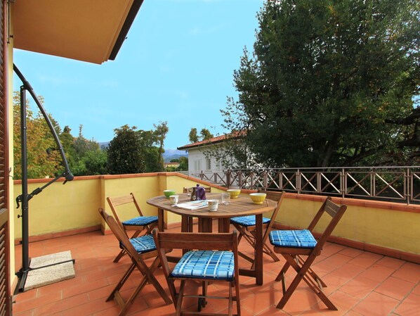 Möbel, Eigentum, Gebäude, Himmel, Tabelle, Holz, Gartenmöbel, Schatten, Stuhl, Tisch Im Freien