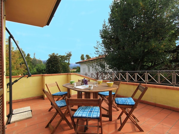 Möbel, Eigentum, Gebäude, Himmel, Tabelle, Holz, Gartenmöbel, Schatten, Stuhl, Tisch Im Freien