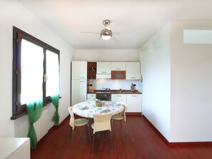 Tabelle, Holz, Stuhl, Interior Design, Küche & Esszimmer Tisch, Fussboden, Flooring, Wohnzimmer, Hartholz, Grundeigentum