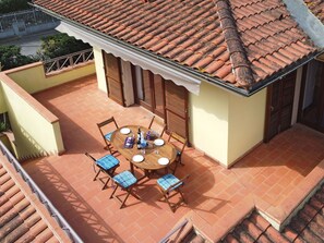 Gebäude, Eigentum, Fenster, Holz, Fussboden, Haus, Stuhl, Gartenmöbel, Flooring, Wohngebiet