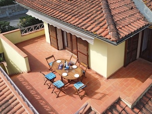 Gebäude, Eigentum, Fenster, Holz, Fussboden, Haus, Stuhl, Gartenmöbel, Flooring, Wohngebiet