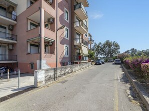 Bâtiment, Propriété, Fenêtre, Ciel, Plante, Surface De La Route, Architecture, Design Urbain, Asphalte, Quartier