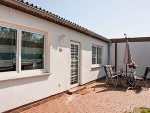 Fenêtre, Bâtiment, Ciel, Chaise, Ombre, Bois, Plante, Façade, Immobilier, Chalet