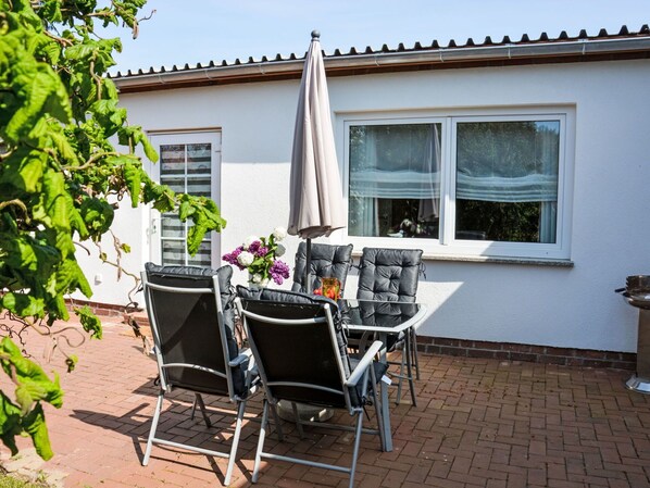 Plante, Fenêtre, Propriété, Bâtiment, Pot De Fleur, Chaise, Plante D'Appartement, Ombre, Mobilier De Jardin, Zone Résidentielle