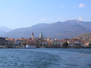 Sky, Water, Mountain, Building, Cloud, Water Resources, Lake, Horizon, Mountainous Landforms, City