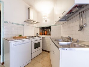 Cabinetry, Spüle, Countertop, Zapfhahn, Eigentum, Sinken, Gebäude, Küche, Herd, Armatur