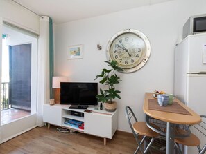Tabelle, Möbel, Eigentum, Pflanze, Couch, Zimmerpflanze, Holz, Interior Design, Wohnzimmer, Fussboden