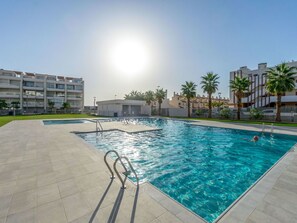 L'Eau, Ciel, Jour, Plante, Bâtiment, Fenêtre, Piscine, Arbre, Zone Résidentielle, Condominium