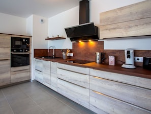 Cabinetry, Eigentum, Countertop, Gebäude, Exhaust Hood, Küchengerät, Holz, Herd, Interior Design, Küche