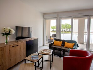 Eigentum, Couch, Tabelle, Möbel, Fenster, Zimmerpflanze, Wohnzimmer, Interior Design, Komfort, Holz