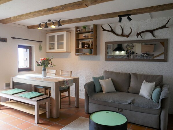 Tabelle, Bilderrahmen, Möbel, Eigentum, Couch, Pflanze, Holz, Interior Design, Beleuchtung, Zimmerpflanze