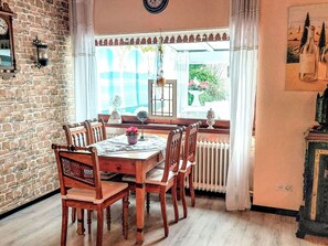 Table, Furniture, Chair, Wood, Interior Design, Building, Floor, Window, Real Estate, Flooring