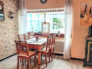Table, Furniture, Chair, Wood, Interior Design, Building, Floor, Window, Real Estate, Flooring